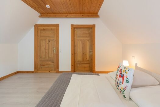 Helles Schlafzimmer mit begehbarem Kleiderschrank