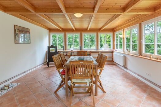 Großer lichtdurchfluteter Wintergarten