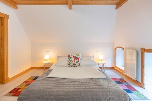 Helles Schlafzimmer mit begehbarem Kleiderschrank