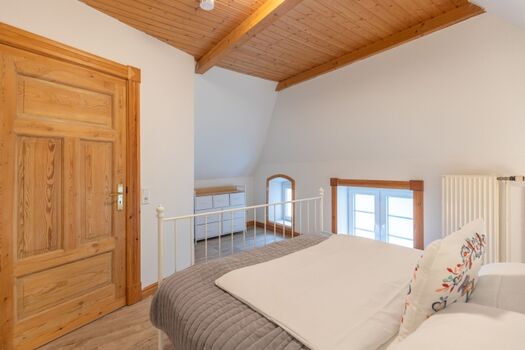 Helles Schlafzimmer mit Kommode