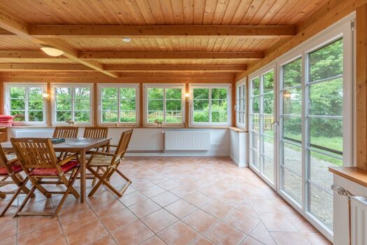 Großer lichtdurchfluteter Wintergarten