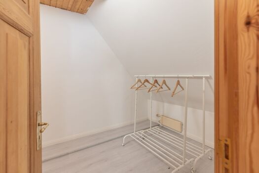 Helles Schlafzimmer mit begehbarem Kleiderschrank