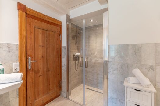 Badezimmer mit Wanne und Dusche