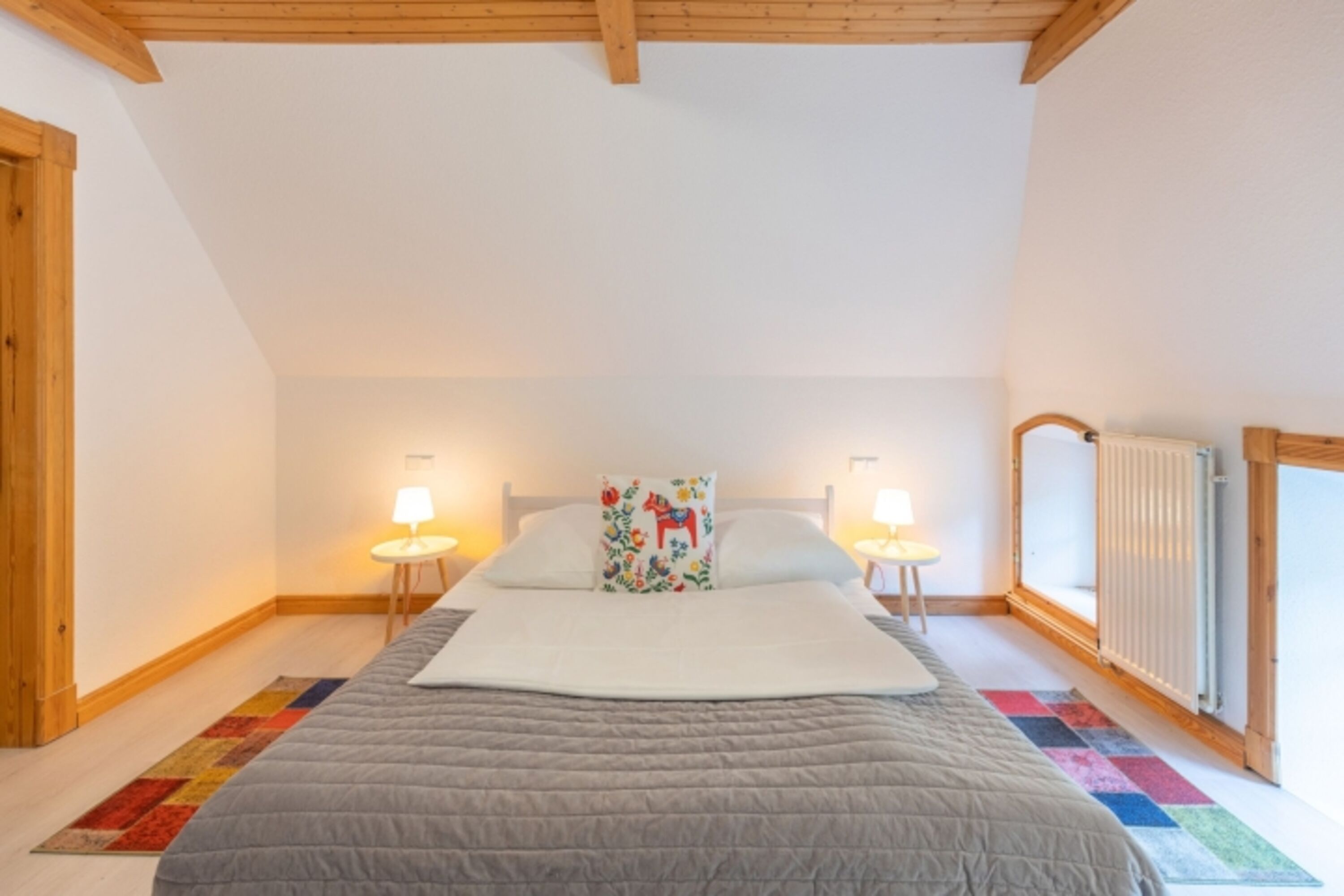 Helles Schlafzimmer mit begehbarem Kleiderschrank