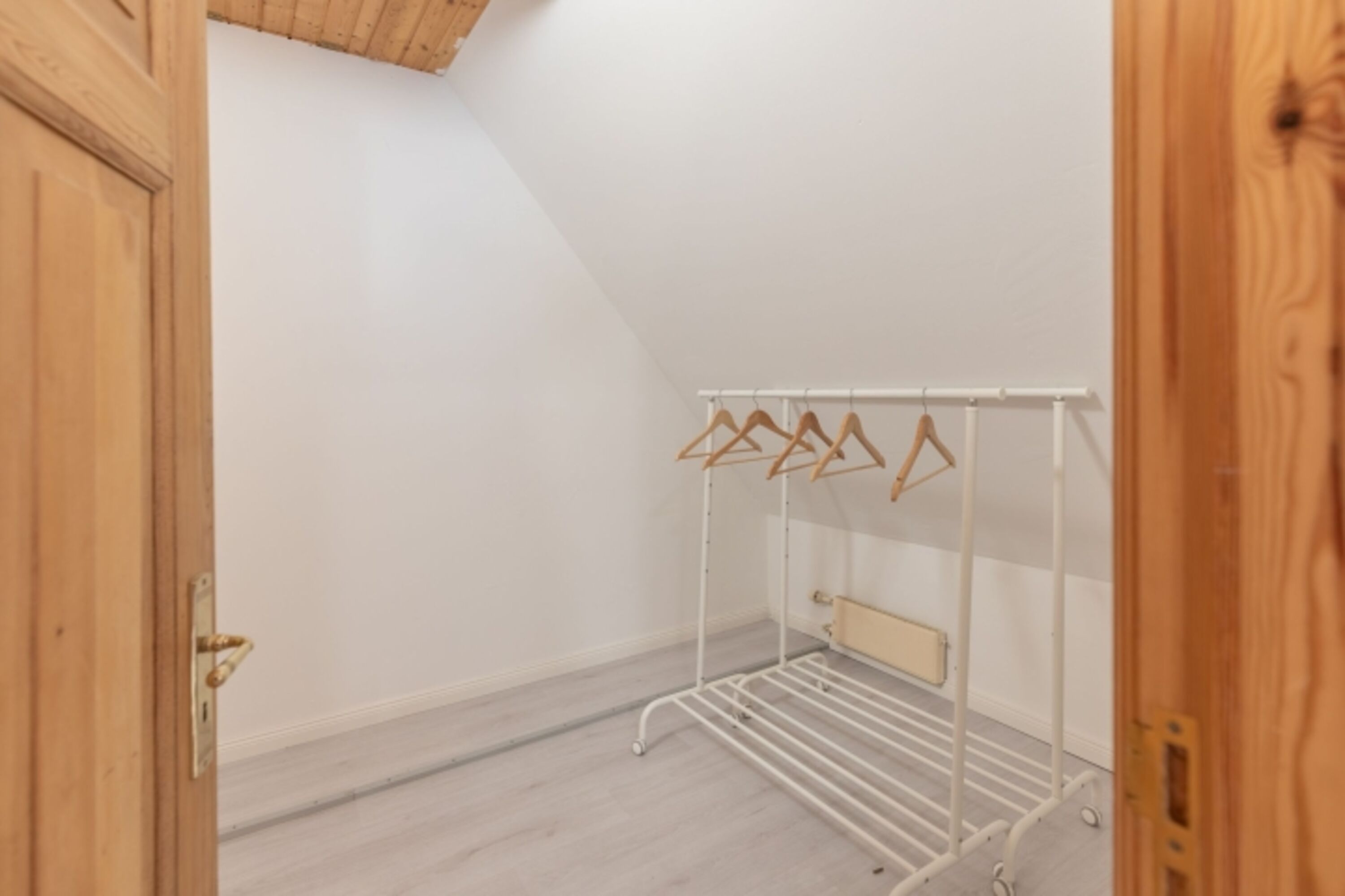 Helles Schlafzimmer mit begehbarem Kleiderschrank