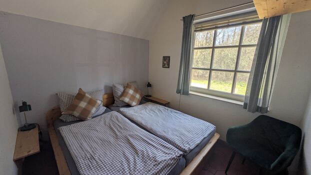 Schlafzimmer im Erdgeschoss mit einem Doppelbett