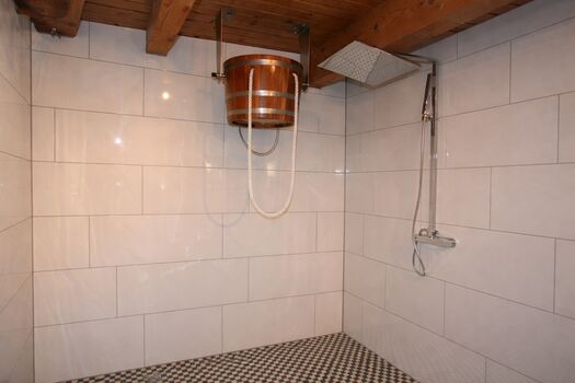 Schwalldusche im Saunabereich