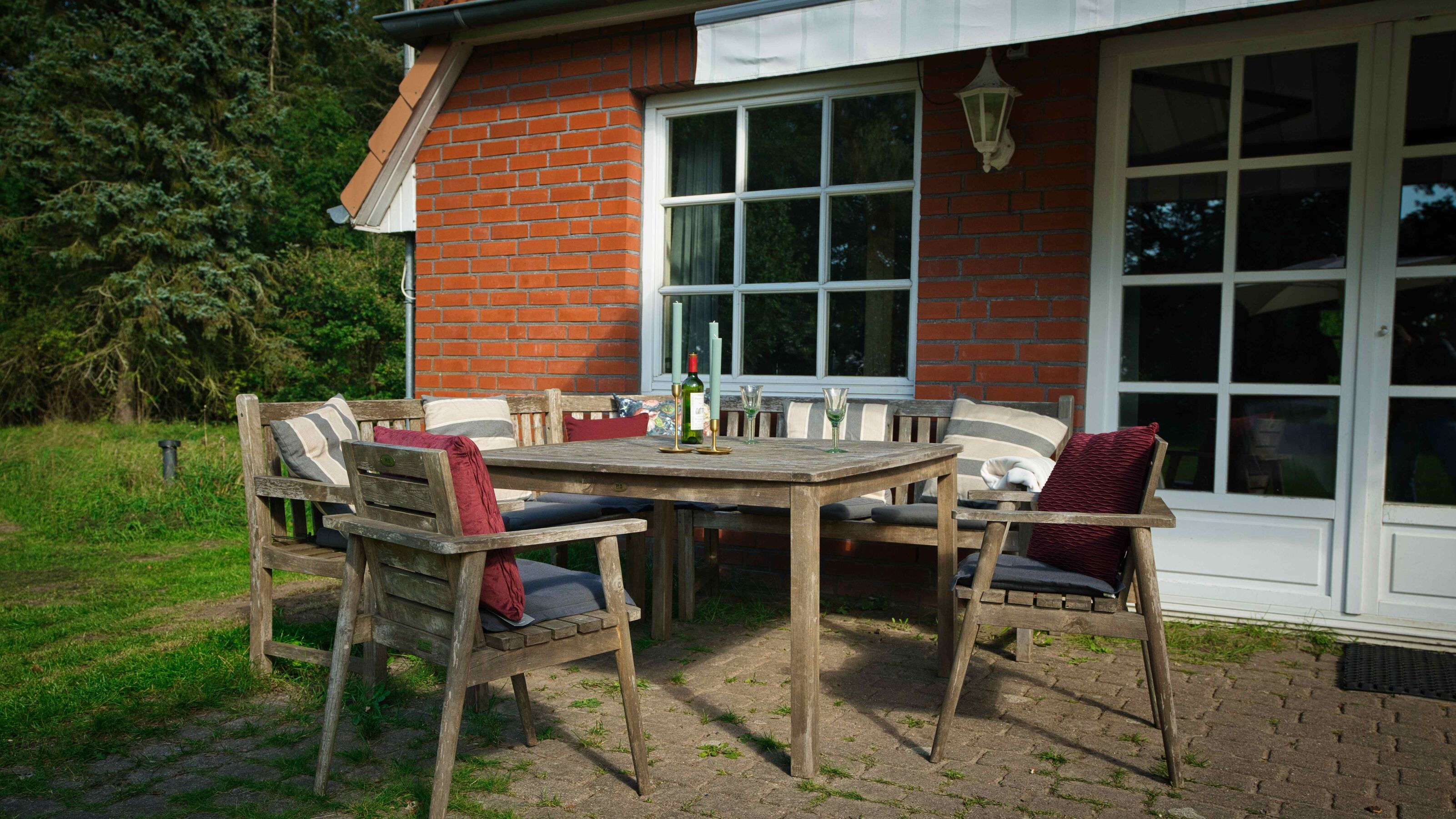 Terrasse mit Esstisch