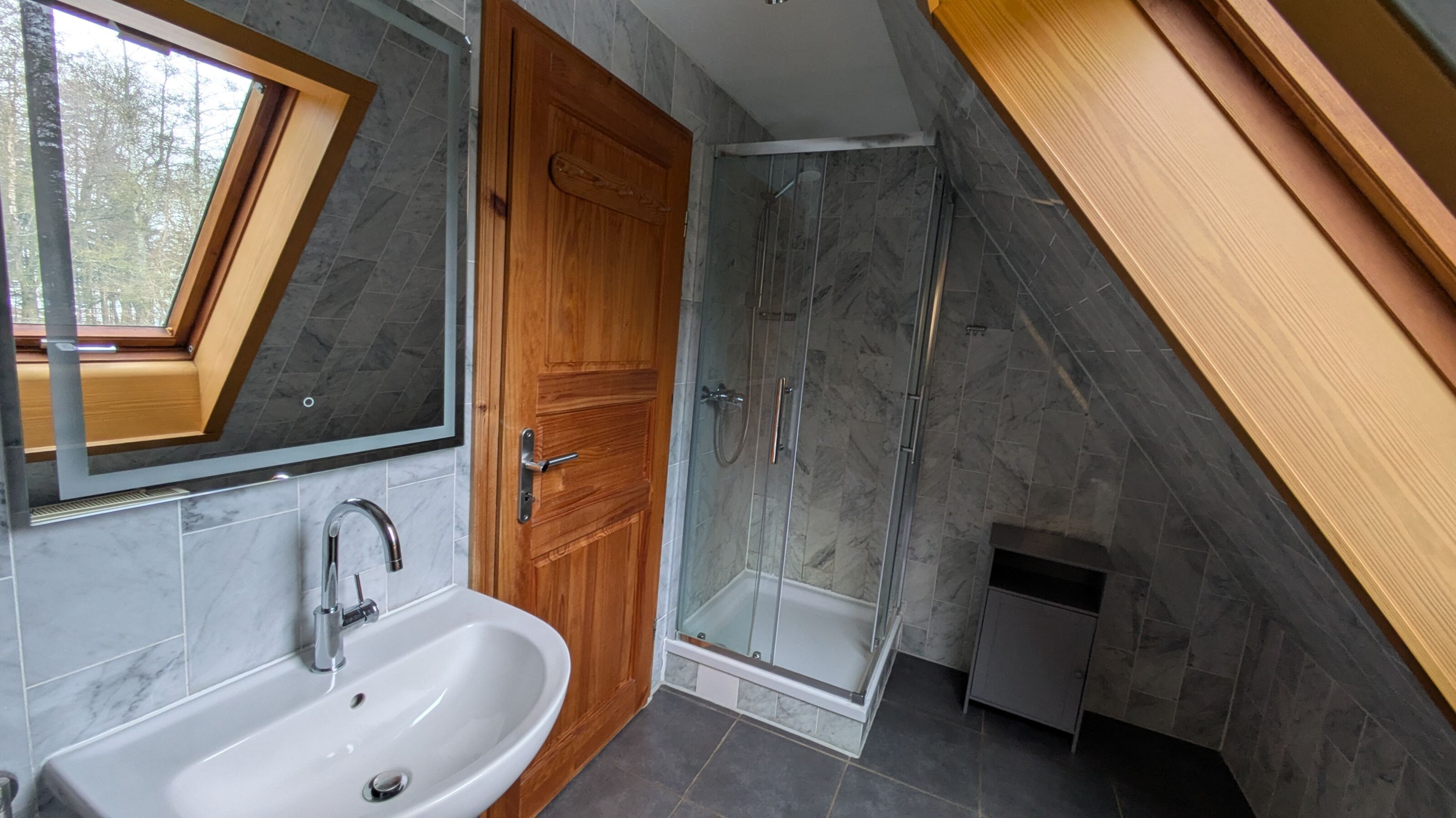 Badezimmer im Obergeschoss mit Dusche