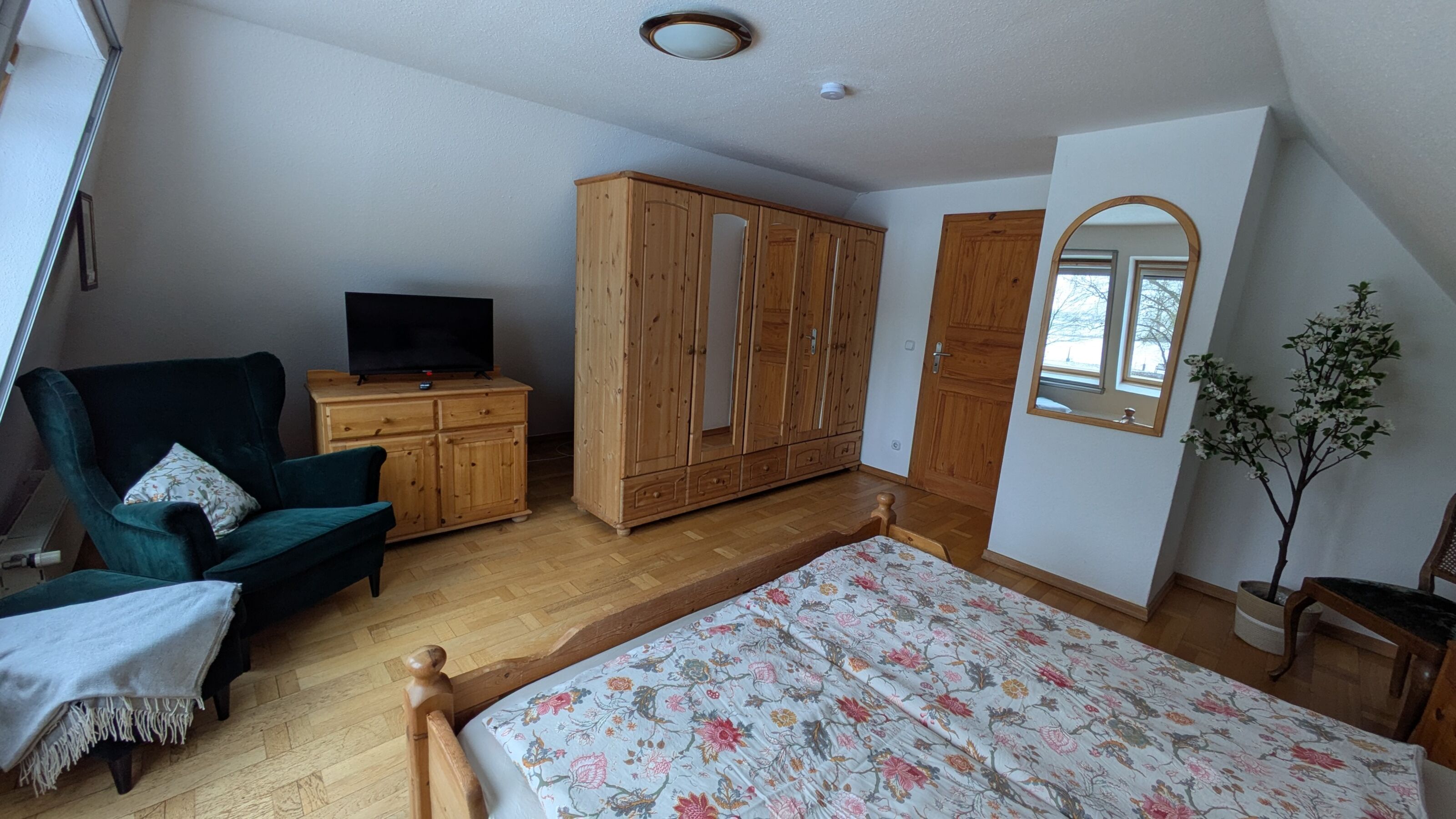 Schlafzimmer mit Kleiderschrank und TV