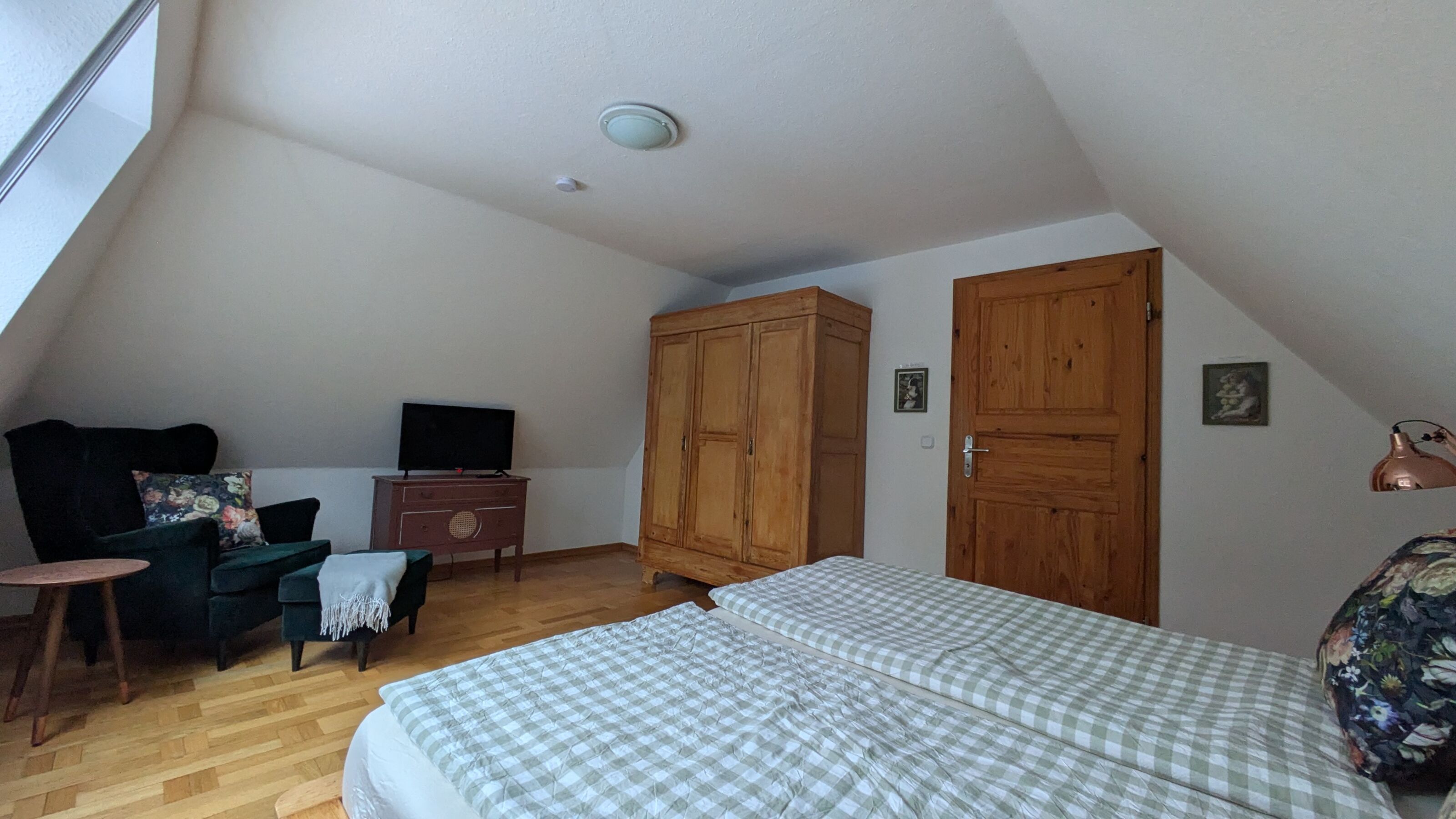 Schlafzimmer mit Kleiderschrank und TV
