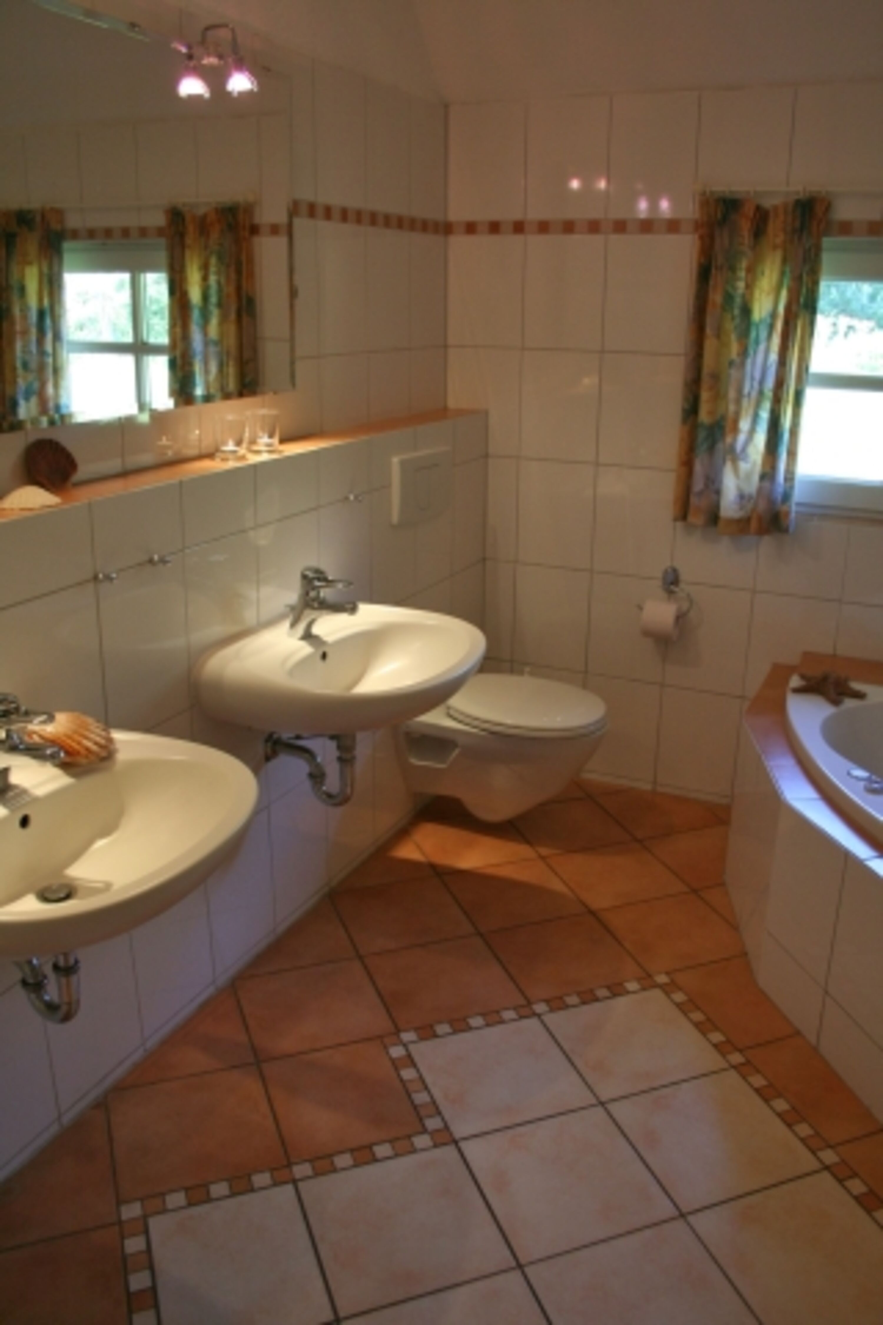 Badezimmer im Erdgeschoss mit Dusche und Badewanne