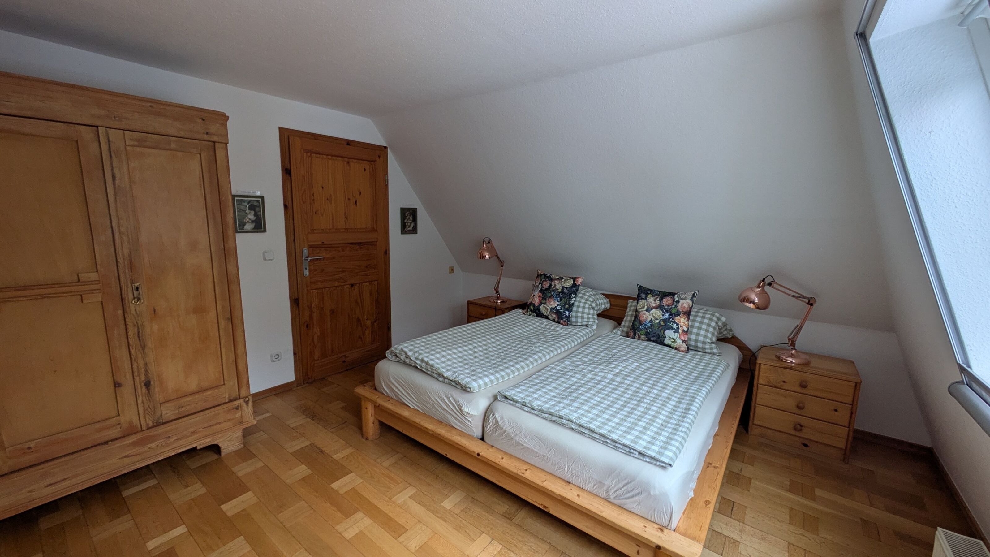 Schlafzimmer mit Doppelbett im Obergeschoss