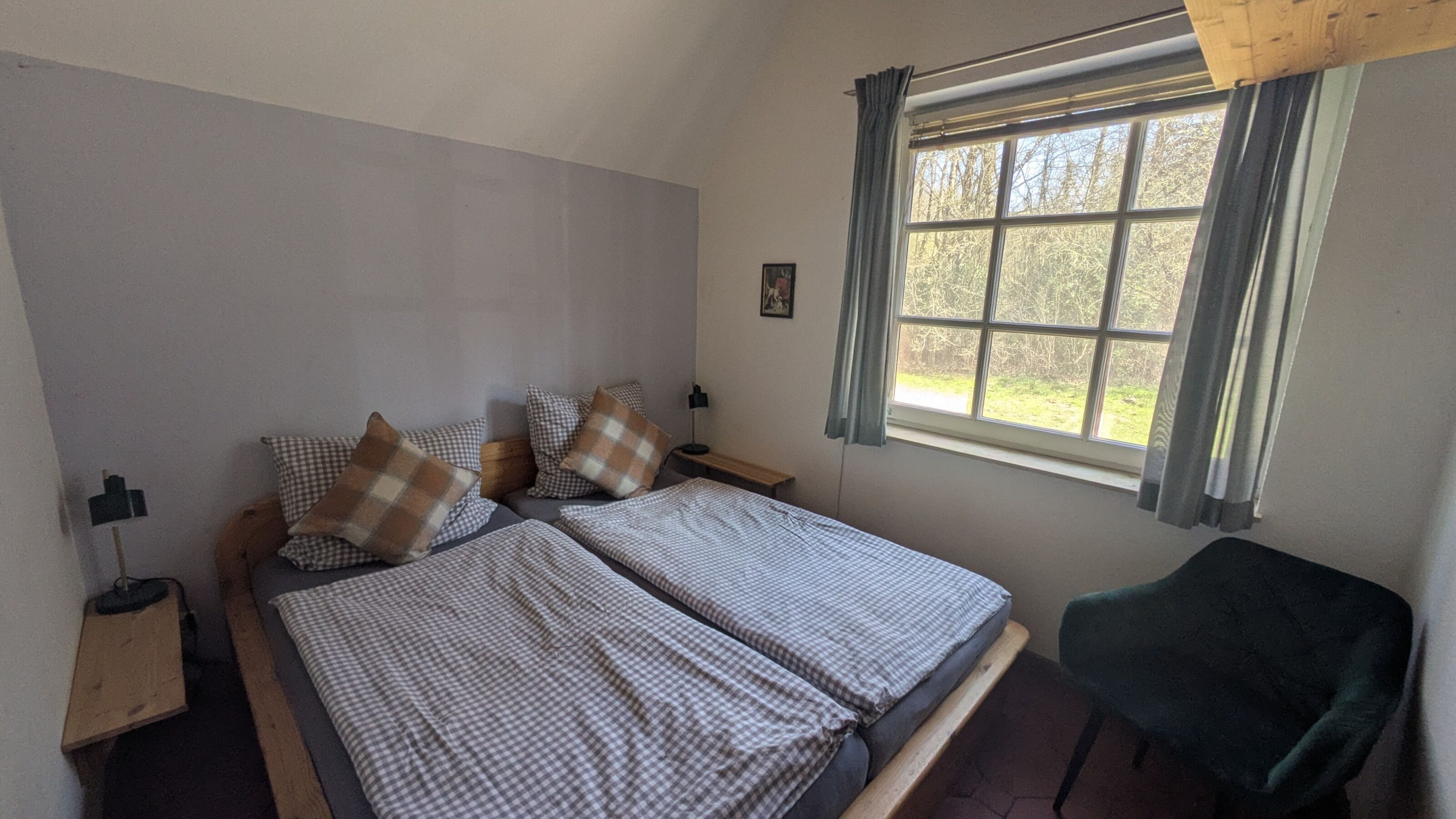 Schlafzimmer im Erdgeschoss mit einem Doppelbett