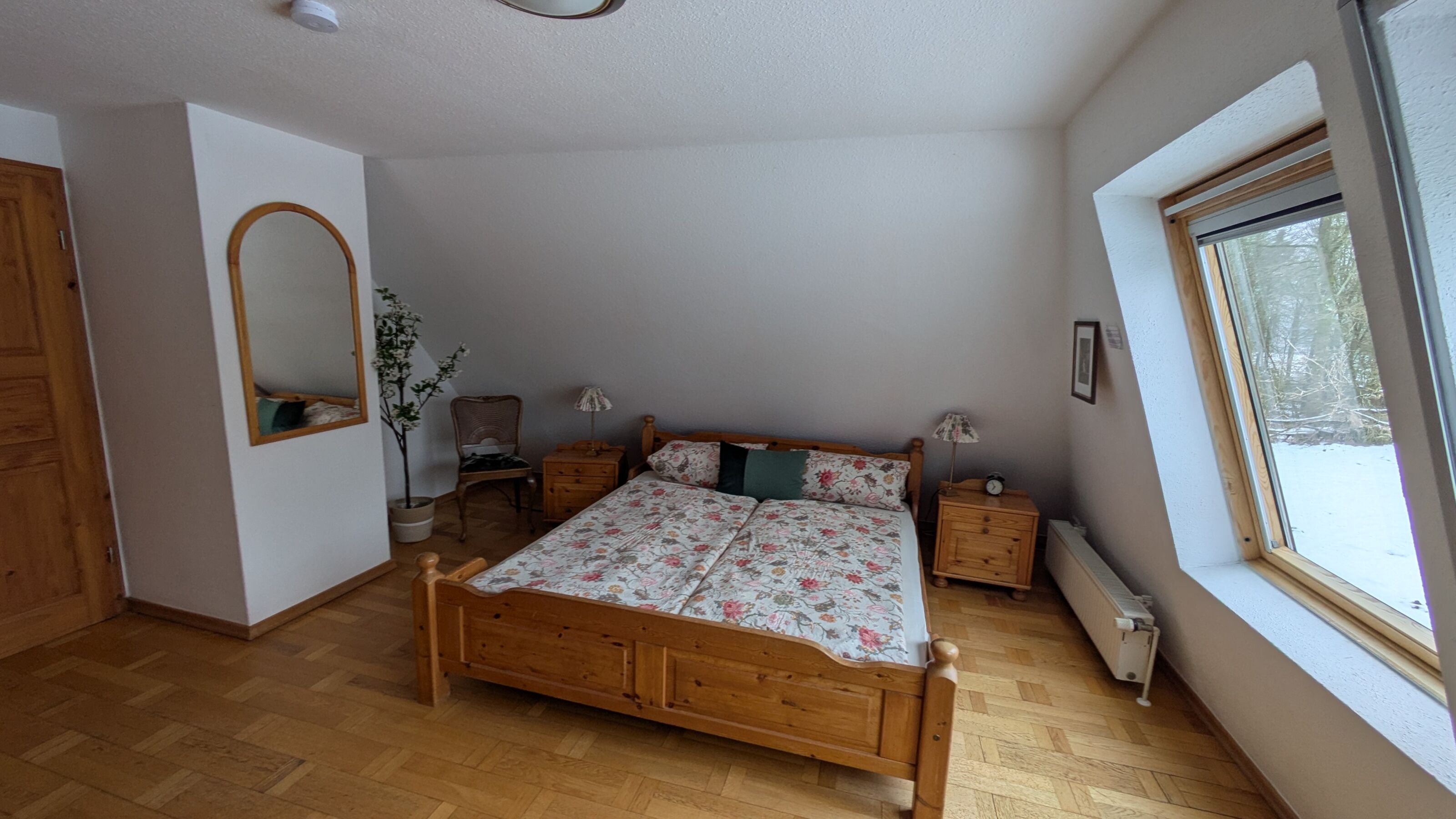 Schlafzimmer mit Doppelbett im Obergeschoss