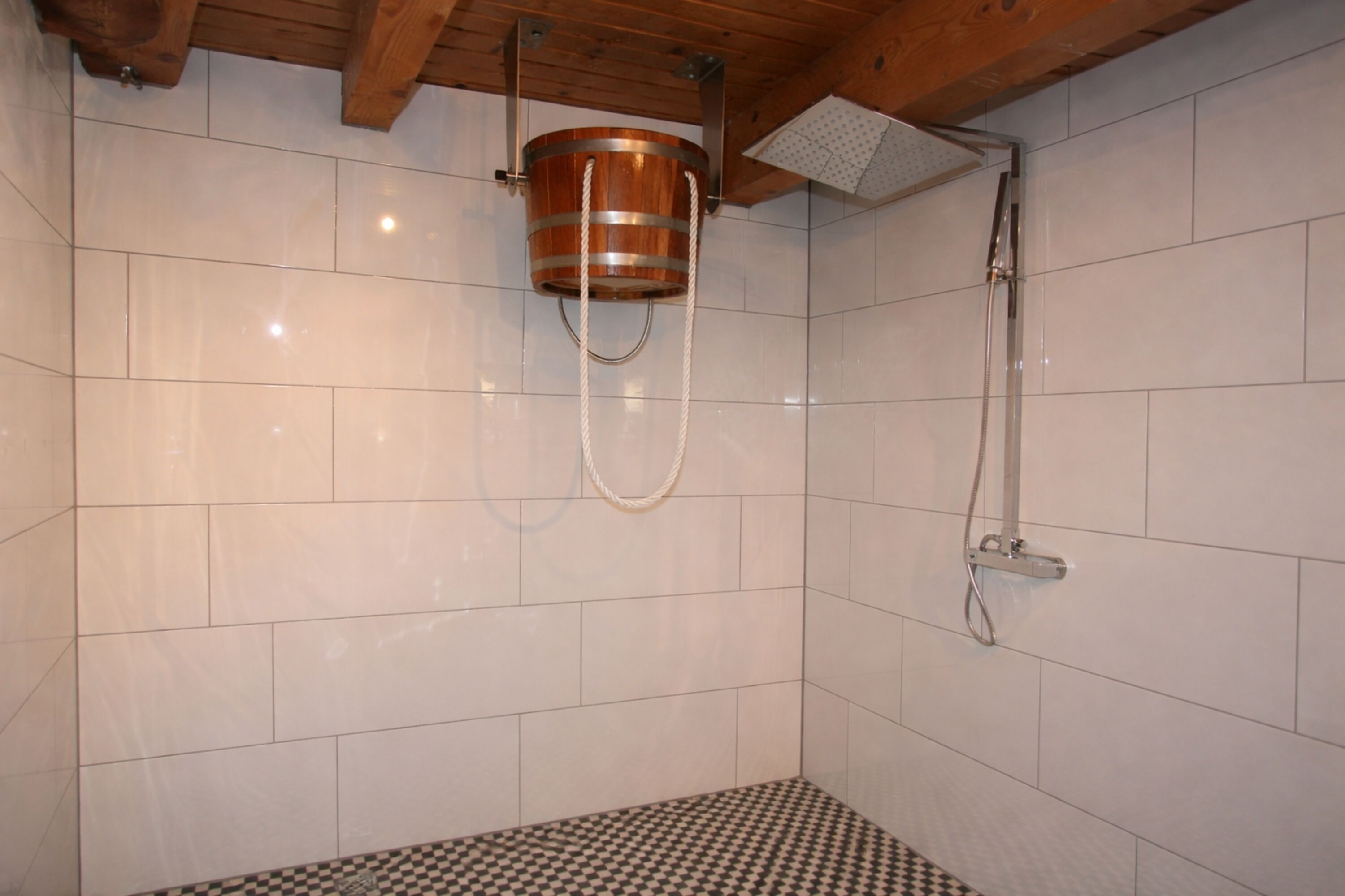 Schwalldusche im Saunabereich