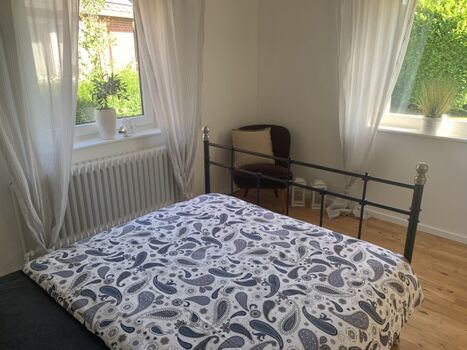 Schlafzimmer im EG mit Blick in den Garten