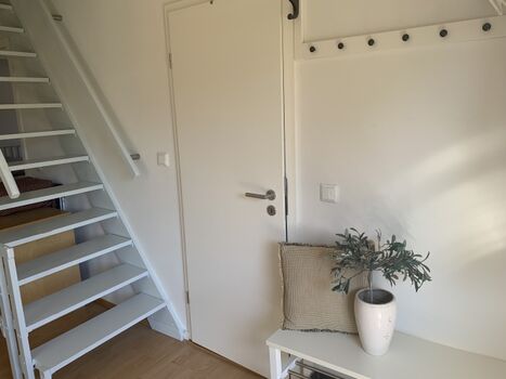 Blick in den Flur und den Aufgang zum 3. Schlafzimmer