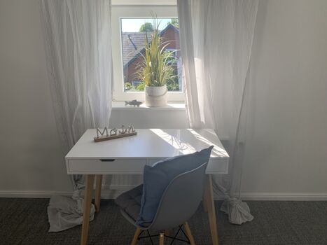 Ein Schreibtisch steht zusätzlich im 3. Schlafzimmer, 1. Stock