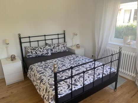 Das zweite Schlafzimmer mit franz. Bett.