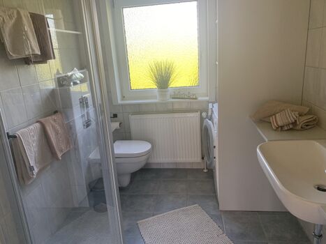 Das Badezimmer mit Waschmaschine