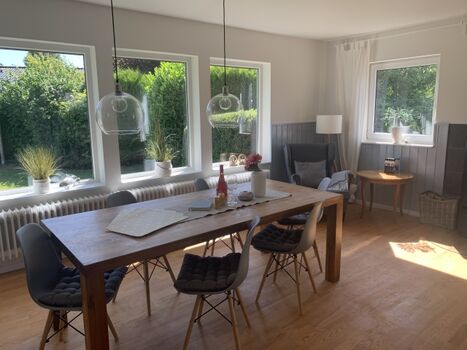 Großer Essbereich mit Gartenblick