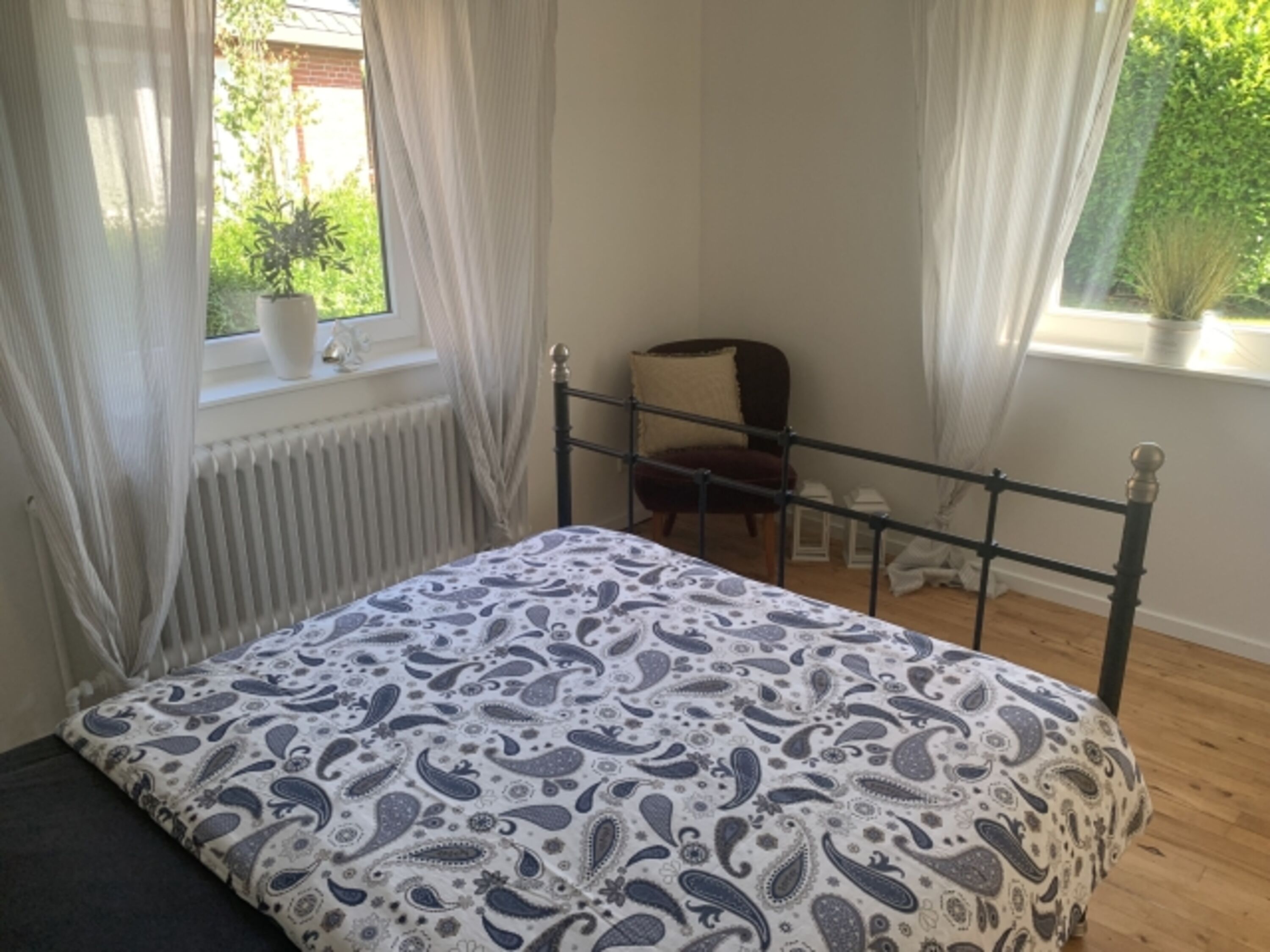 Schlafzimmer im EG mit Blick in den Garten