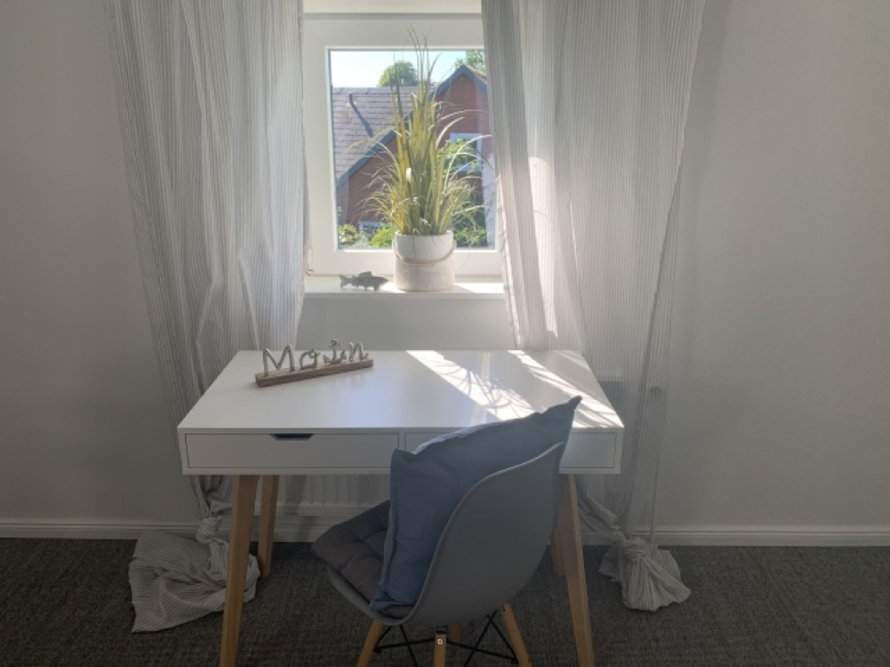 Ein Schreibtisch steht zusätzlich im 3. Schlafzimmer, 1. Stock