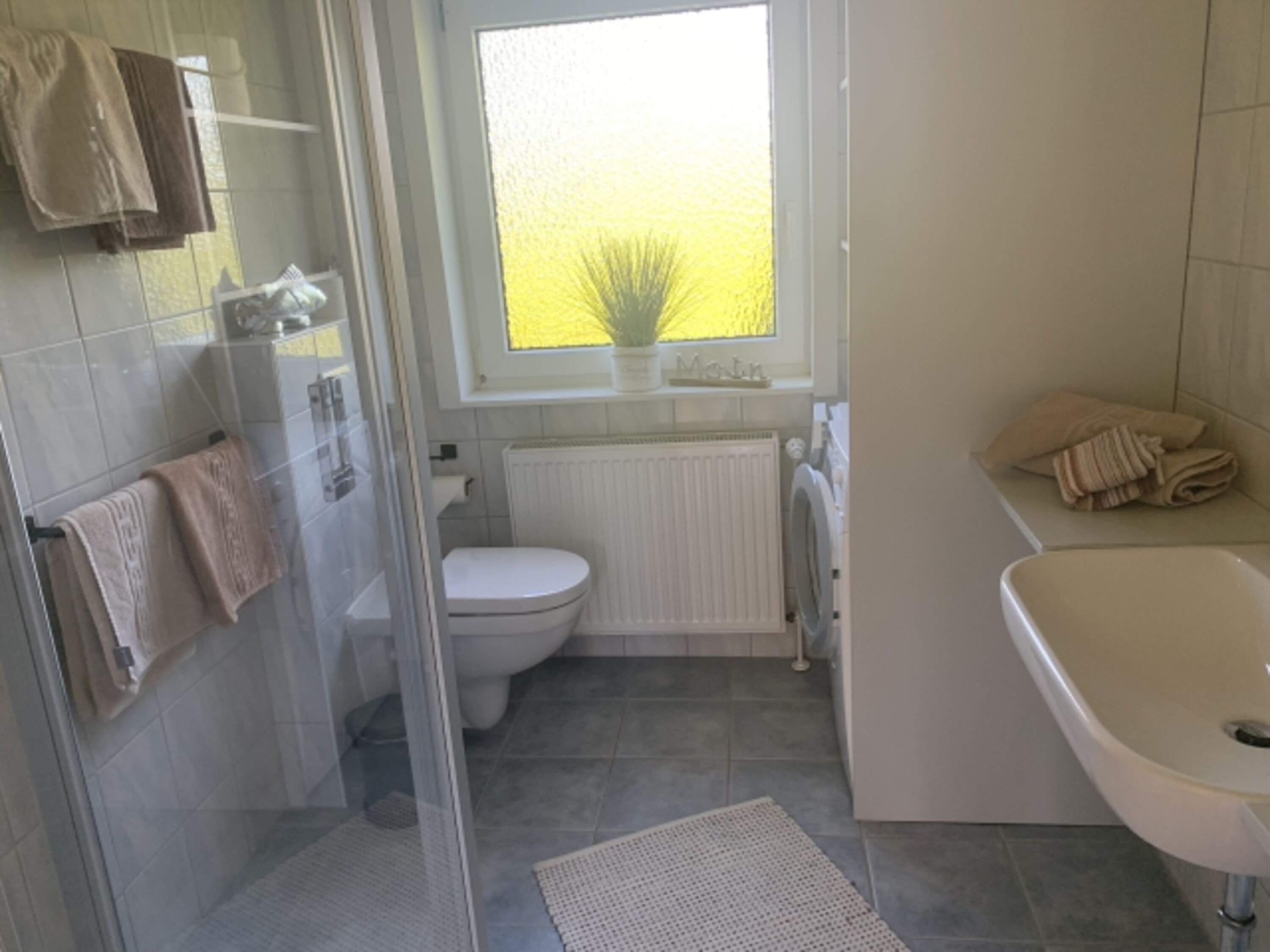 Das Badezimmer mit Waschmaschine