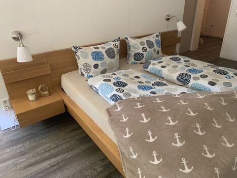 Doppelbett im Schlafzimmer.