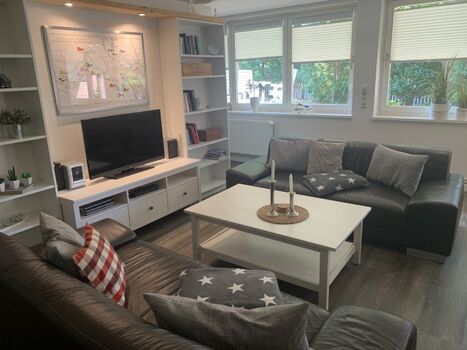 Der Wohnbereich mit TV.