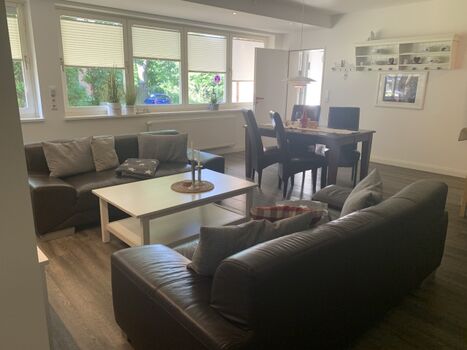 Der helle Wohnbereich mit Blick auf den eigenen Terrassenbereich.