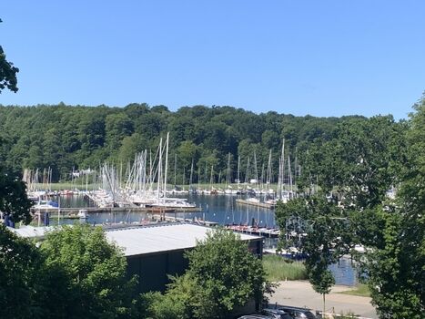 Der Segelhafen unmittelbar vor der Tür.