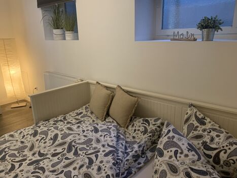 Gemütliches zweites Schlafzimmer mit zusätzlichen Kleiderschrank.