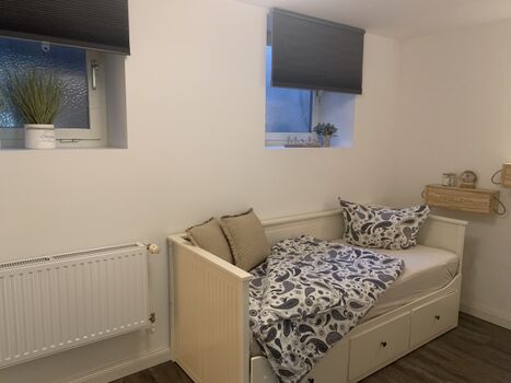 Das Einzelbett kann auf 1.60 Breite ausgezogen werden.