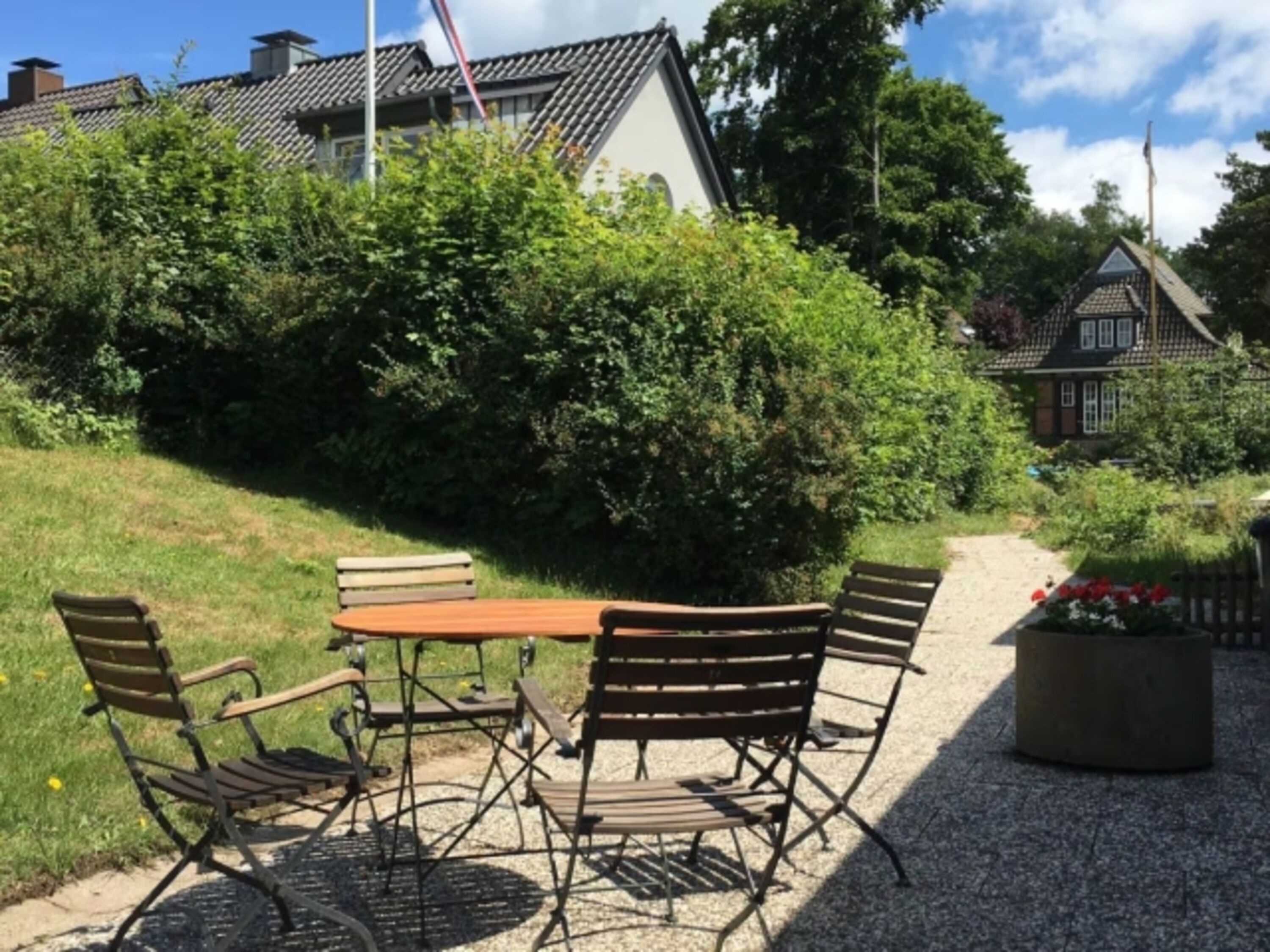Hinter dem Haus befinden sich weitere Terrassenplätze.