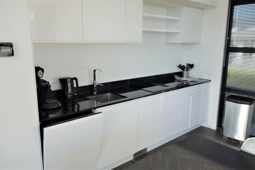 moderne Küche mit Spülmaschine