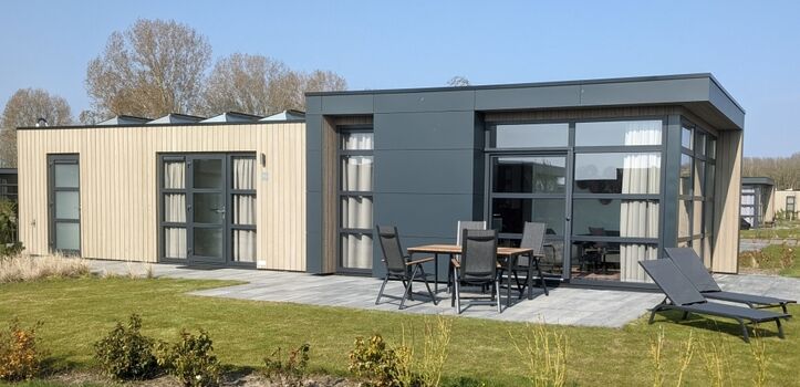 modern, mit großem Grundstück 