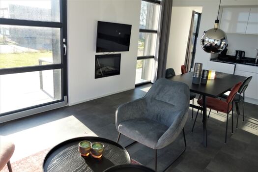 Wohnbereich mit TV und Kamin