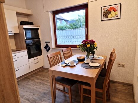 Küche mit Essbereich