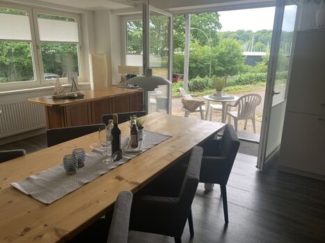 Durchgang auf die eigene Terrasse.