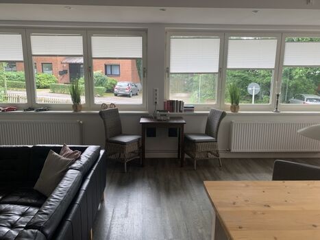 Helle Fensterfront über die gesamte Wohnungsseite.