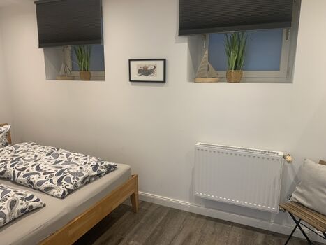 Das Schlafzimmer mit Doppelbett.