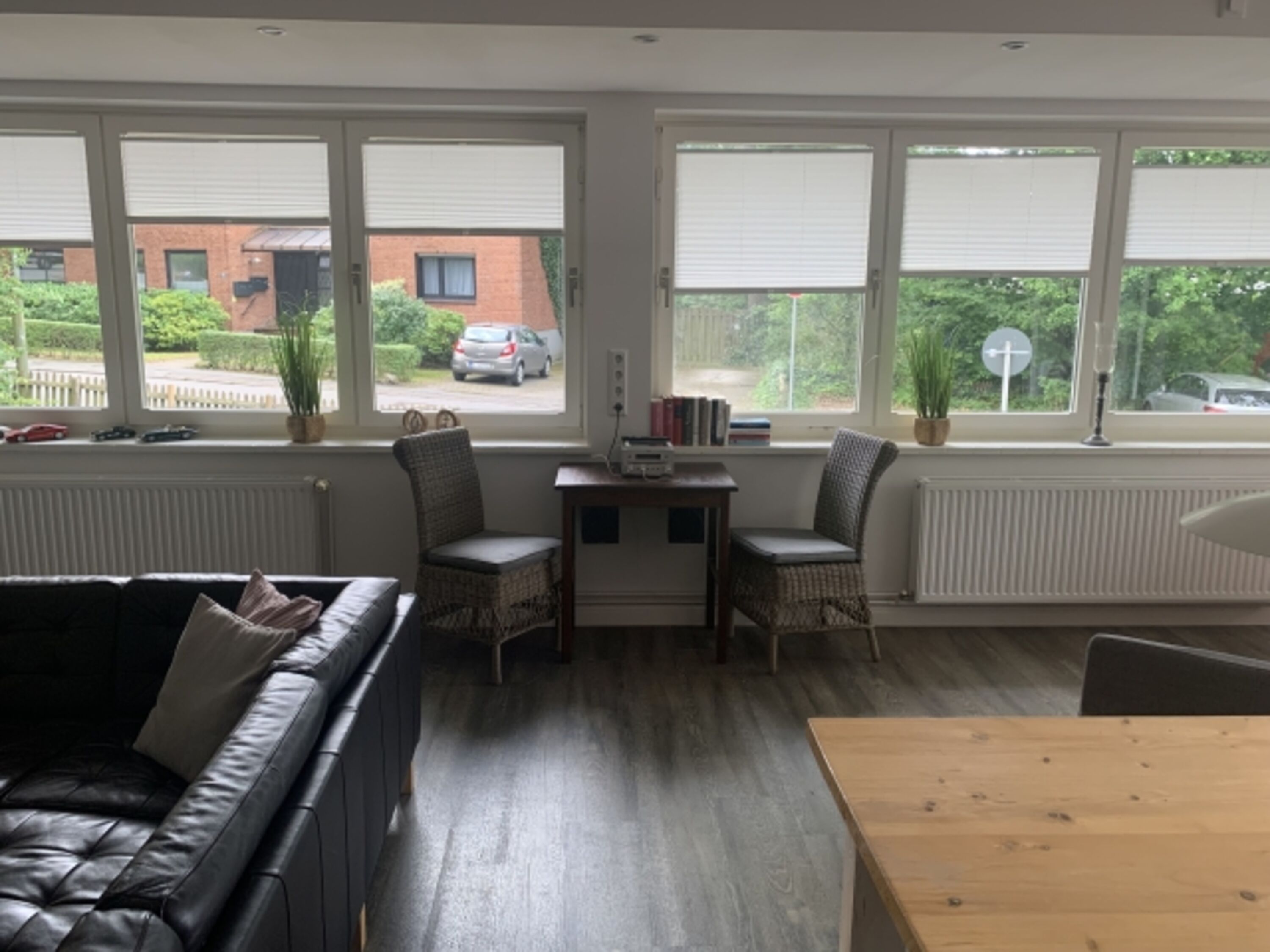 Helle Fensterfront über die gesamte Wohnungsseite.