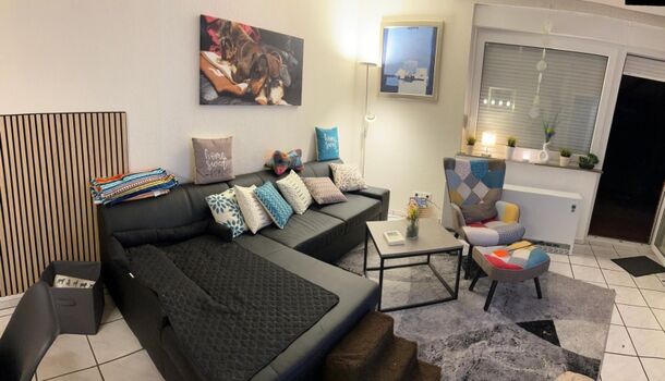 Wohnzimmer mit Couch 