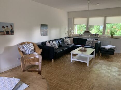 Großes Sofa und Balkonzugang