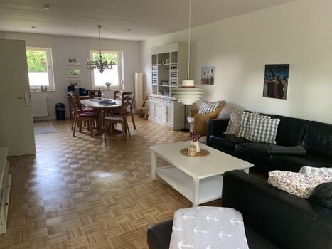 Blick in den kompletten Wohnbereich