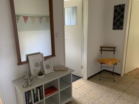 Auch der Eingangsflur ist geräumig und hell.