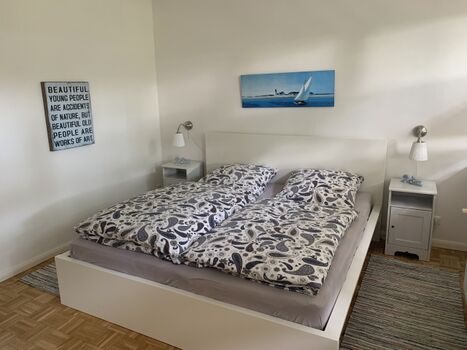 Das Hauptschlafzimmer mit Doppelbett