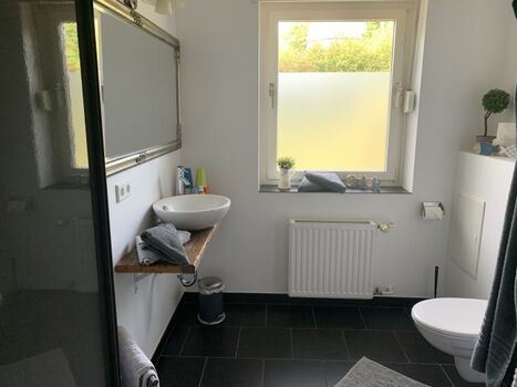 Das Badezimmer mit Tageslicht Fenster